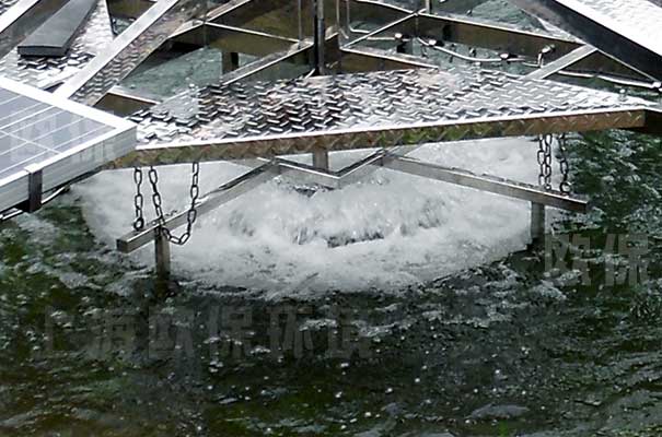 新型一体式解层式太阳能曝气机主机工作实况 新型一体式解层式太阳能曝气机主机工作实况