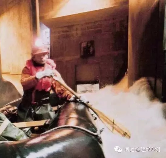 市政工作人员地下管网内的&ldquo;皮划艇&rdquo;上班方式