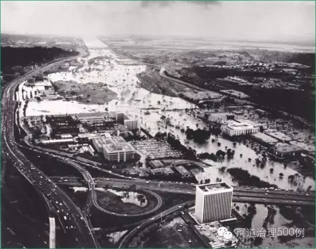 1978年的大洪水向人们展示了圣地亚哥河道对周边开发的重要性 1978年的大洪水向人们展示了圣地亚哥河道对周边开发的重要性