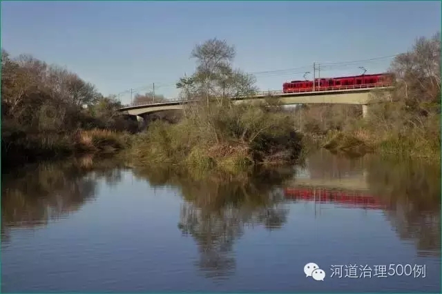 2002年,作为总体规划的一部分,轨道交通沿着河流为沿河的娱乐、商业和住宅开发提供了机会和便利。 2002年,作为总体规划的一部分,轨道交通沿着河流为沿河的娱乐、商业和住宅开发提供了机会和便利。