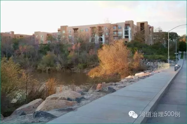 2011年,河道景观的恢复也使得沿河的城市廊道也已复苏,住宅建筑面向河流,更加亲近自然。 2011年,河道景观的恢复也使得沿河的城市廊道也已复苏,住宅建筑面向河流,更加亲近自然。
