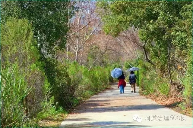 2005年,沿河的步行道系统为人们提供了交通、娱乐以及亲近自然的机会。 2005年,沿河的步行道系统为人们提供了交通、娱乐以及亲近自然的机会。