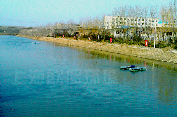 太阳能解层曝气机布置在黑臭河道中,源源不断的提供溶解氧 太阳能解层曝气机布置在黑臭河道中,源源不断的提供溶解氧